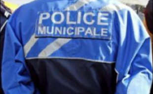 Le chef de la police municipale de Chambourcy, une bourgade résidentielle des Yvelines, a été retrouvé mort à son domicile mercredi le corps lardé de coups de couteaux, un meurtre mystérieux sans explications pour l'instant qui a stupéfié population et élus.