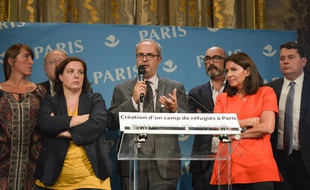 Anne Hidalgo, maire de Paris, a annoncé ce mardi, aux côtés d'Emmanuelle Cosse, ministre du logement, les détails sur l'ouverture des deux camps humanitaires pour les réfugiés primo-arrivants, prévues à l'automne à Paris.