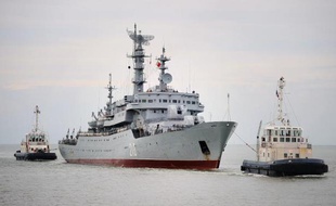 Le navire militaire russe Smolny est remorqué à son arrivée dans le port de Saint-Nazaire, le 30 juin 2014