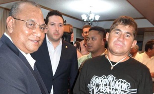 Le naufragé du Pacifique, Jose Salvador Alvarenga, a quitté lundi les îles Marshall à bord d'un avion en direction de Hawaï (Etats-Unis), première étape de son voyage vers son pays natal.