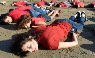 Hommage à Aylan Kurdi au Maroc, sur une plage de Rabat, le 7 septembre 2015