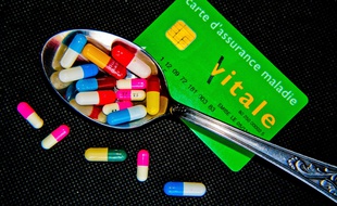 Illustration de médicaments et d'une carte Vitale d'assurance maladie.