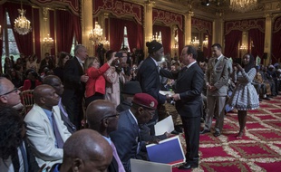 Alassane Dia reçoit son certificat de nationalité le 15 avril 2017 des mains du président François Hollande.