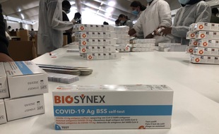 Une boîte d'autotests Covid-19 du laboratoire Biosynex destinée à l'export.