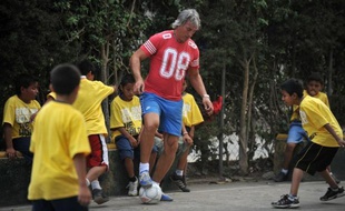 L'ancien international de football David Ginola a assigné pour "injure publique et diffamation" devant le tribunal correctionnel de Toulon l'ex-sélectionneur national Gérard Houllier qui l'a traité de "salaud" dans un livre, a-t-on appris lundi auprès de son avocat.