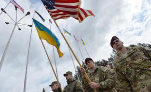 Des soldats ukrainiens et américains participent à une cérémonie officielle le 20 avril 2015 à Lviv avant de commencer des entraînements communs