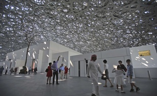 Des visiteurs du Louvre Abu Dhabi, le 11 novembre 2017. AP Photo/Kamran Jebreili