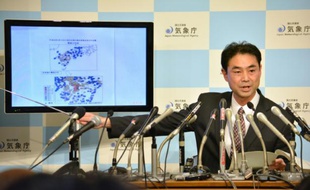 Un responsable de l'agence japonaise de météorologie lors d'une conférence de presse à Tokyo, le 14 avril 2016, après le tremblement qui a frappé l'île de Kyushu qui héberge de nombreux sites de production