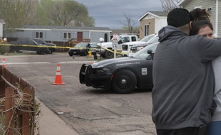 Des proches des victimes d'une tuerie lors d'un fête d'anniversaire, à Colorado Springs le 9 mai 2021.