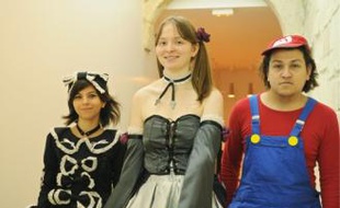 Des membres de ChibiNeko : Sarah (Gothic Lolita), Aurélie (Amy Sorel) et Samos (Mario).