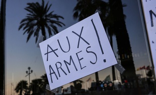 Une affiche scotchée sur une vitre de la Promenade des Anglais, à Nice, le 16 juillet 2016.