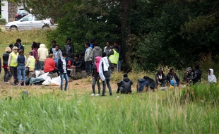 Des migrants à Calais, le 21 juin 2017. AFP PHOTO/ DENIS CHARLET