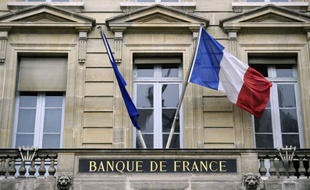 Les salariés de la Banque de France ont observé mardi une grève nationale et manifesté devant leur siège à Paris pour protester contre le projet de suppression de 2.500 postes d'ici 2020 dans le cadre d'un plan de restructuration.