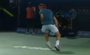 Capture d'écran de Roger Federer tentant un lob entre les jambes, le 24 février 2014, à Dubaï.
