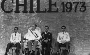 Le remplacement proposé dans les manuels scolaires du Chili de "dictature militaire" par "régime militaire" pour désigner l'ère Pinochet (1973-90) a hérissé les milieux des droits de l'homme et gêné jusque dans la majorité de droite, au point d'être sans doute mort-né.