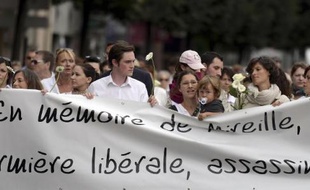 Des collègues, des proches et des amis d'une infirmière tuée par un patient, participent à une marche blanche à Strasbourg le 20 août 2014, un mois après le drame