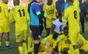 A la fin du match, les Nantais se sont réunis autour du tee-shirt à l'effigie de Sala.