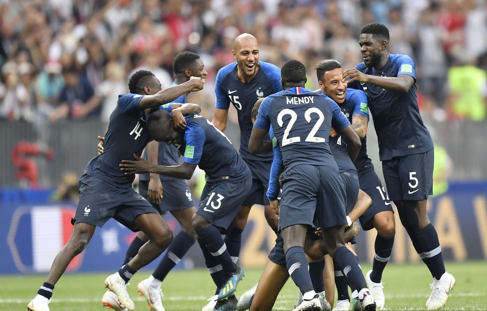 La fabrication du maillot des Bleus 2 toiles co terait 3 euros