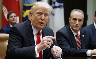 Le républicain pro-Trump Chris Collins à droite) a annoncé le 11 août 2018 renoncer à se présenter au Congrès, trois jours après son inculpation pour délit d'initié.