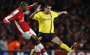 Abou Diaby, le milieu d'Arsenal, ici à gauche en 2010 face à Barcelone
