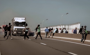 Le mur est censé empêcher les migrants de s'introduire comme ici sur la rocade portuaire.