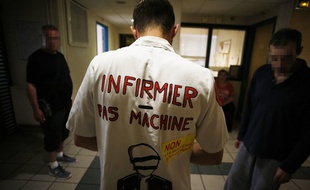 Un infirmier porte sa colère sur son uniforme, le 3 juillet dernier au Havre.