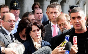Guy Bonomo (à droite), le père de l'étudiant français Laurent Bonomo, assassiné avec son ami Gabriel Ferez, réagit après la condamnation des deux meurtriers, le 4 juin 2009 à Londres. A gauche sur la photo, les parents de Gabriel Ferez.