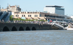 Bordeaux, 13 mai 2012. Un Starbucks va ouvrir le 30 novembre une nouvelle boutique sur le quai des Marques.