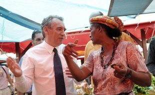 Le candidat du MoDem à l'Elysée François Bayrou a achevé dimanche en Guadeloupe une visite de trois jours en Guyane et aux Antilles en appelant à "un plan de développement pour chacune des régions d'outre-mer".