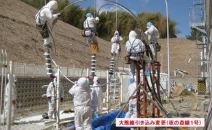 Des employés tentent de rétablir le courant électrique dans les réacteurs 3 et 4 de la centrale nucléaire de Fukushima au Japon, le 18 mars 2011.