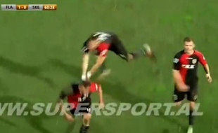 Lors d'un match de coupe d'Albanie, un joueur a voulu sauter sur le dos de son coéquipier pour le féliciter après un but mais a complètement raté son coup.