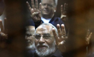 Le guide suprême des Frères musulmans Mohamed Badie lors de son procès au Caire, le 15 septembre 2014