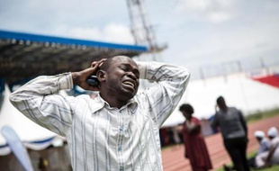 Un homme est submergé de chagrin dans le stade de Nyayo à Nairobi le 5 avril 2015 en apprenant qu'un de ses proches a été tué par les shebab à Garissa