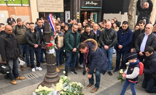 Des policiers ont déposé des fleurs devant la plaque accrochée à l'endroit où Xavier Jugelé a été tué en avril 2017