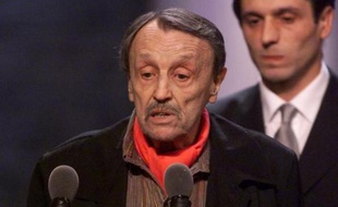 le comédien Marcel Cuvelier s'exprime au micro, le 08 mai 2000 sur la scène de l'Opéra Comique à Paris