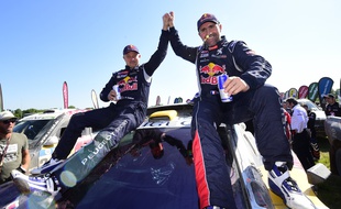 Stéphane Peterhansel célèbre sa victoire sur le Dakar 2016, le 16 janvier à Rosario.