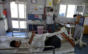 Un enfant afghan, blessé lors d'un combat entre l'armée et les talibans, est soigné par Médecins Sans Frontières (MSF) à l'hôpital de Kunduz, au nord de l'Afghanistan, le 21 mai 2015