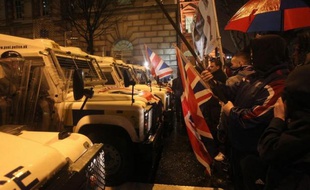 La police d'Irlande du Nord a utilisé des balles en caoutchouc et des canons à eau après avoir été attaquée à Belfast par des émeutiers lundi pour la cinquième soirée consécutive.