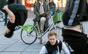 Sophie Jovillard découvre les acrobaties des Strasbourgeois du TDO Crew.
