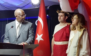 L'ambassadrice turque en Ouganda, déguisée en Hélène de Troie à l'occasion de la fête nationale turque, le 29 octobre 2018.