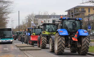 Les tracteurs quittent la préfecture Beauregard à Rennes.