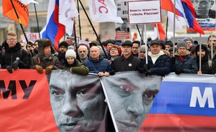 Des soutiens de l'opposition russe défilent le 29 février 2020 à Moscou, en mémoire du critique du Kremlin Boris Nemtsov, assassiné en février 2015.
