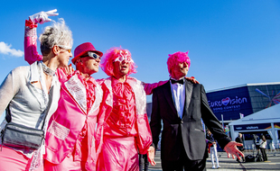 Le 18 mai 2021, avant la première demi-finale de l'Eurovision, devant la Ahoy Rotterdam, des fans du concours voient la vie en rose.