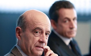 Ils ont le même objectif, 2017, mais empruntent des chemins différents, Nicolas Sarkozy veut passer par la présidence de l'UMP, Alain Juppé mise sur la primaire: Photo d'archives des deux hommes le 15 novembre 2011 à Bordeaux