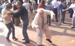 Un vieil homme très heureux entame une danse de la joie