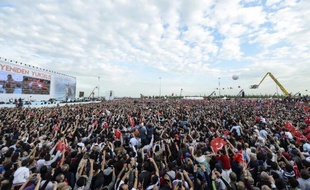 Plusieurs centaines de milliers de personnes ont célébré samedi à Istanbul le 562e anniversaire de la conquête de la ville par les Ottomans, lors d'une cérémonie dirigée par le Premier ministre et le président turcs, le 30 mai 2015 à Istanbul