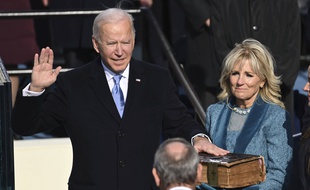 Joe Biden prête serment sur les marches du Capitole, à Washington, le 20 janvier 2021.