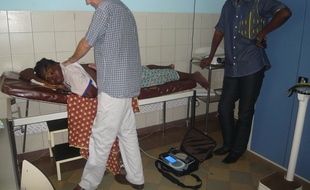 Une patiente à Ouagadougou teste diavein, un traitement par stimulation électrique pour lutter contre les crises liées à la dépranocytose.