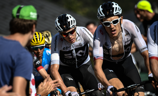 Geraint Thomas et Chris Froome en arrière plan sur le Tour