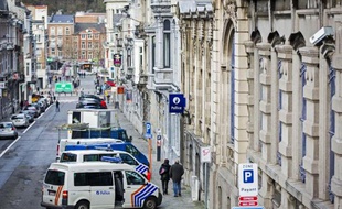 Des voitures de police devant un poste de police belge (Photo illustration).